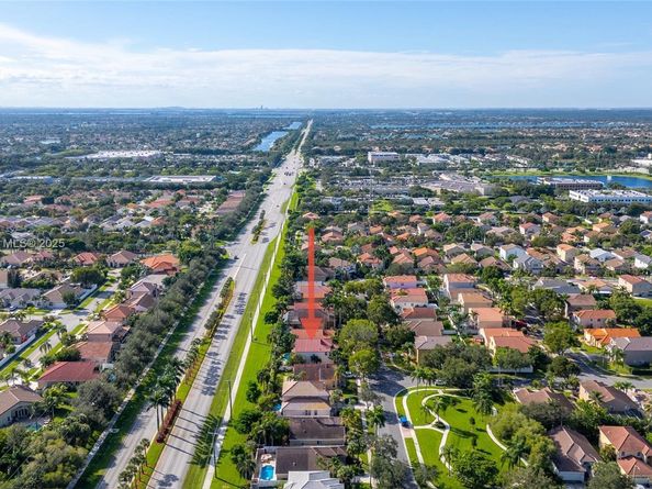 1071 NW 184th Ter, Pembroke Pines FL 33029