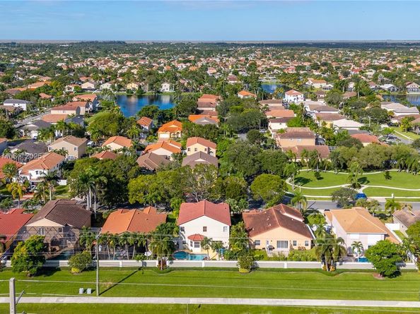 1071 NW 184th Ter, Pembroke Pines FL 33029