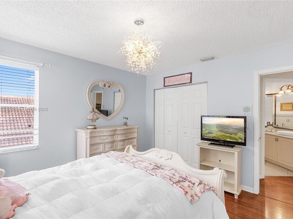 1071 NW 184th Ter, Pembroke Pines FL 33029