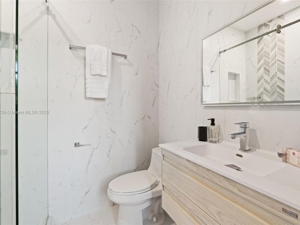 2438 Poinciana Ct, Weston FL 33327