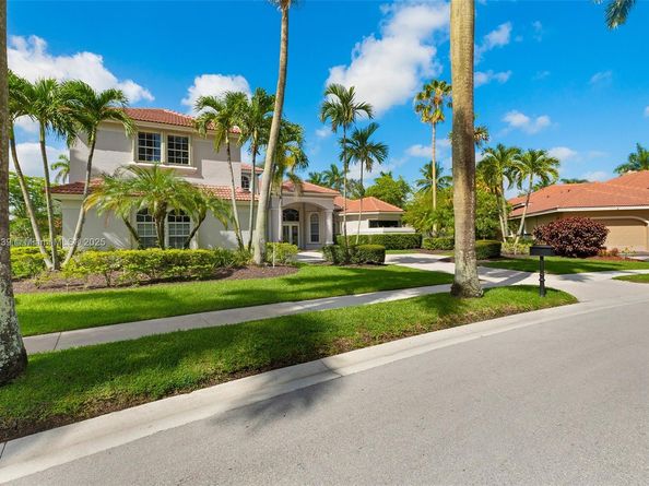 2438 Poinciana Ct, Weston FL 33327