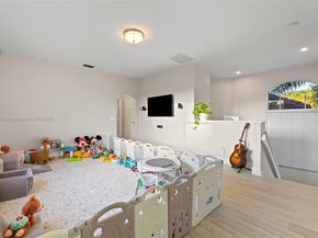 2438 Poinciana Ct, Weston FL 33327