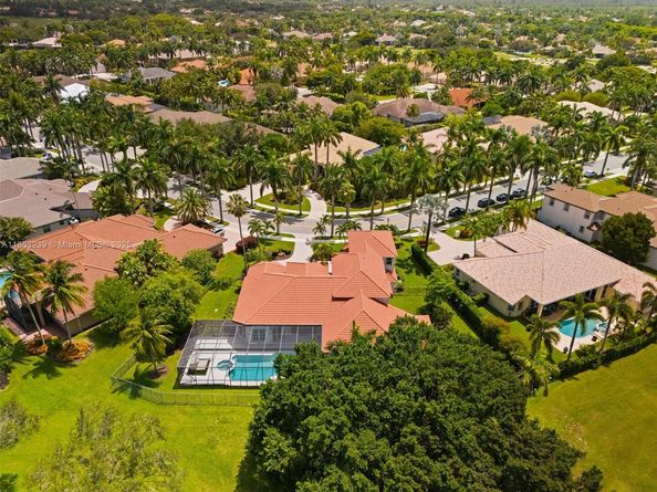 2438 Poinciana Ct, Weston FL 33327