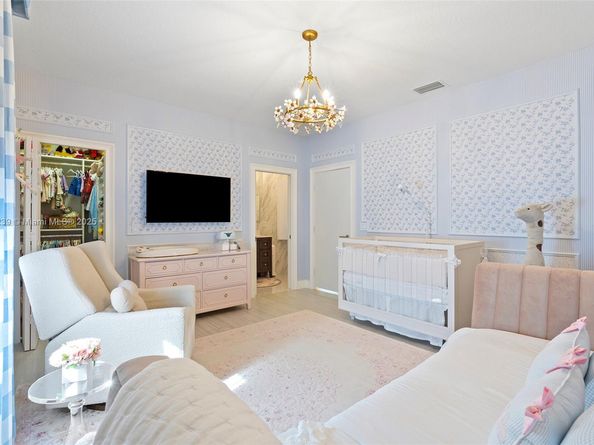 2438 Poinciana Ct, Weston FL 33327