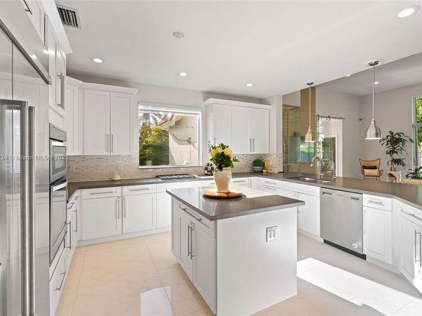2438 Poinciana Ct, Weston FL 33327