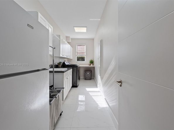 2438 Poinciana Ct, Weston FL 33327