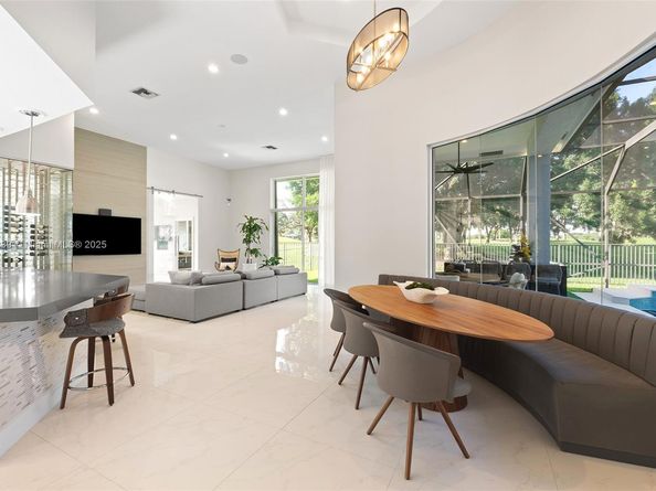 2438 Poinciana Ct, Weston FL 33327