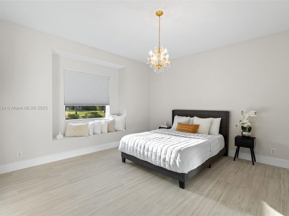 2438 Poinciana Ct, Weston FL 33327