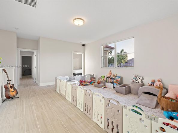 2438 Poinciana Ct, Weston FL 33327
