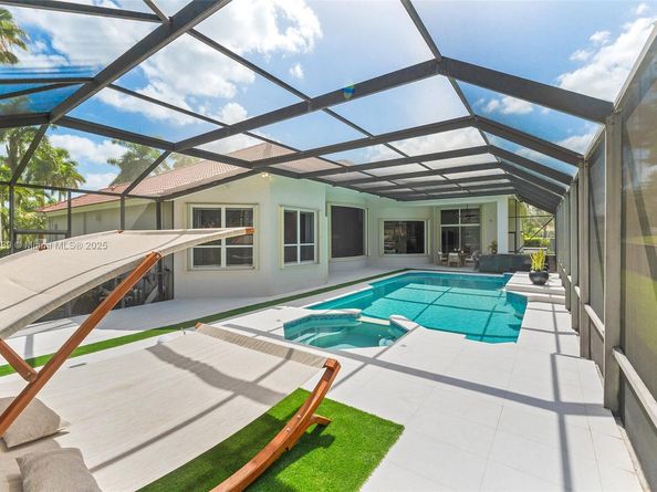 2438 Poinciana Ct, Weston FL 33327