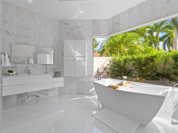 2438 Poinciana Ct, Weston FL 33327