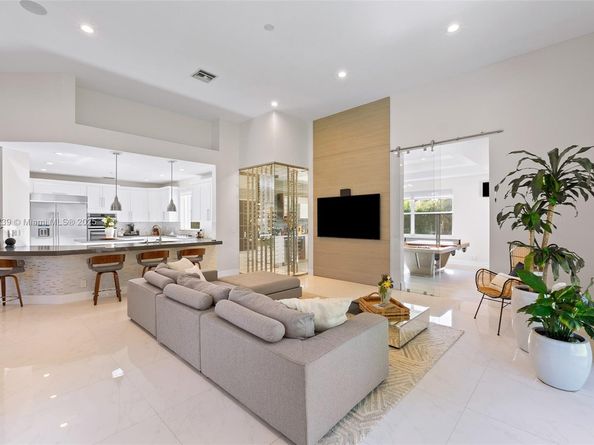2438 Poinciana Ct, Weston FL 33327