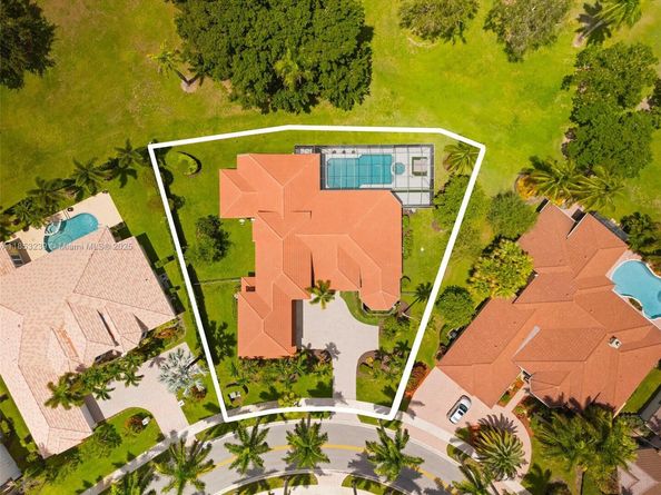 2438 Poinciana Ct, Weston FL 33327
