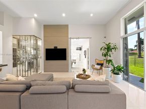 2438 Poinciana Ct, Weston FL 33327
