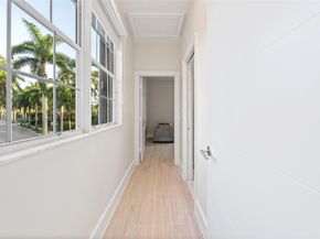 2438 Poinciana Ct, Weston FL 33327