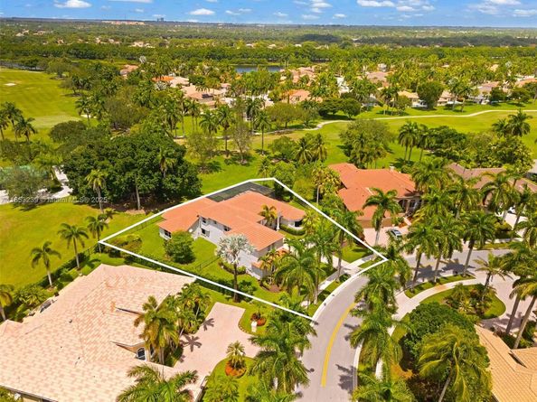 2438 Poinciana Ct, Weston FL 33327