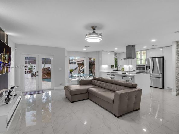 612 SW 179th Ave, Pembroke Pines FL 33029