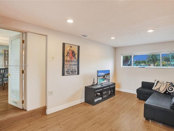 7825 NW 174th St, Hialeah FL 33015