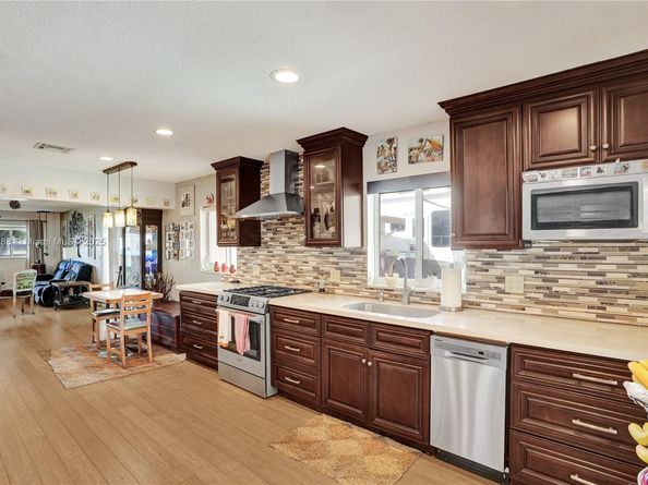 7825 NW 174th St, Hialeah FL 33015