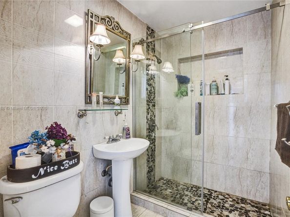 7825 NW 174th St, Hialeah FL 33015