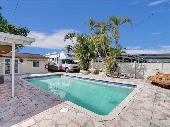 7825 NW 174th St, Hialeah FL 33015