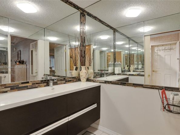 7825 NW 174th St, Hialeah FL 33015
