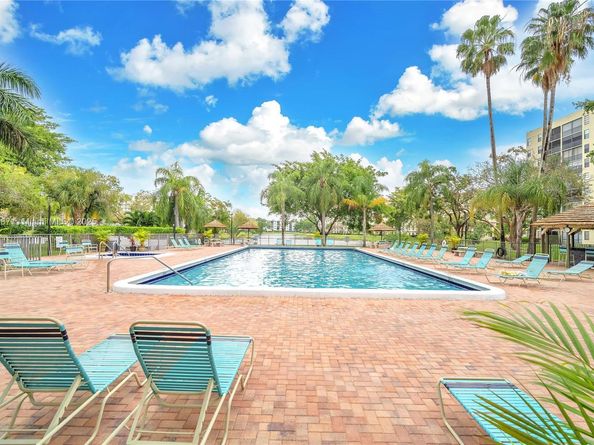 2112 S Cypress Bend Dr 802, Pompano Beach FL 33069