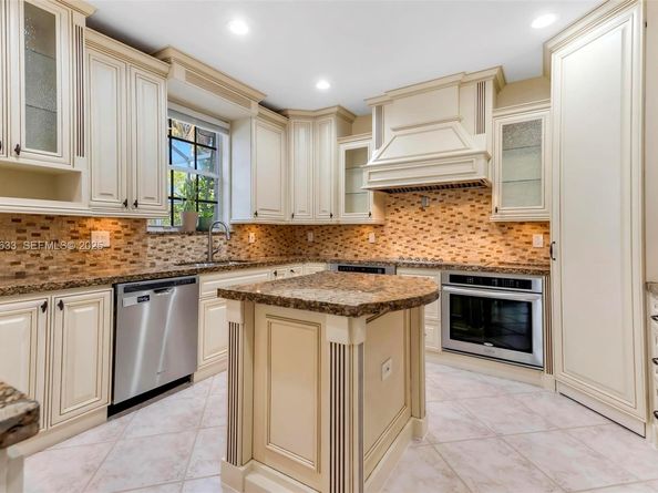 3835 Crestwood Cir, Weston FL 33331