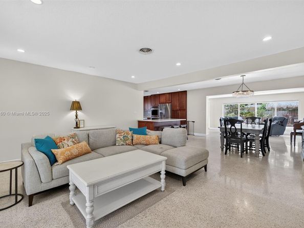 6201 SW 3rd St, Plantation FL 33317
