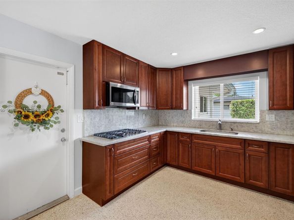 6201 SW 3rd St, Plantation FL 33317