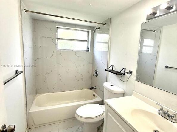 1401 NE 191st St D201, Miami FL 33179