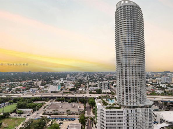 185 SW 7th St 2900, Miami FL 33130