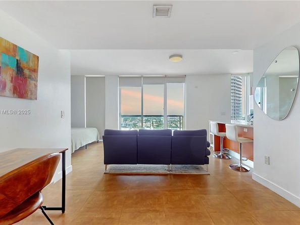185 SW 7th St 2900, Miami FL 33130