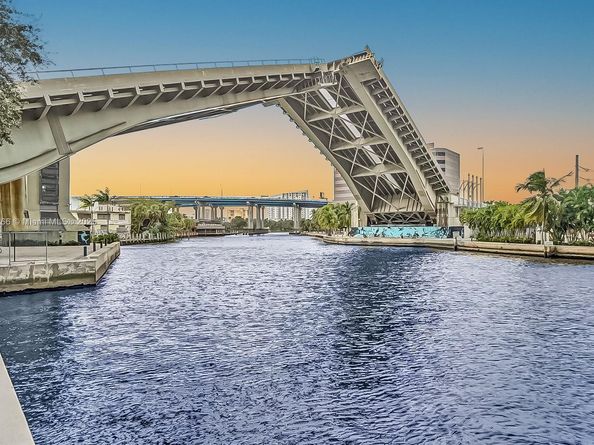 185 SW 7th St 2900, Miami FL 33130