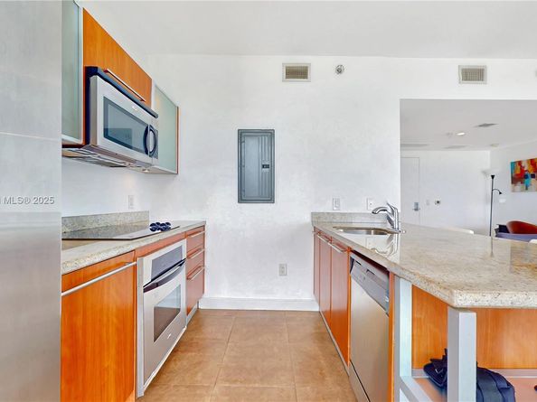 185 SW 7th St 2900, Miami FL 33130