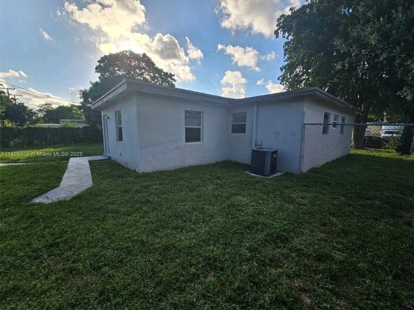 3460 NW 1st St, Lauderhill FL 33311