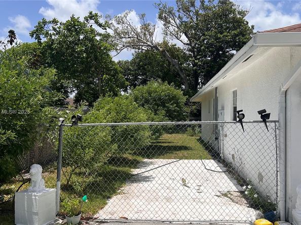 1061 SW 4th Ter, Deerfield Beach FL 33441
