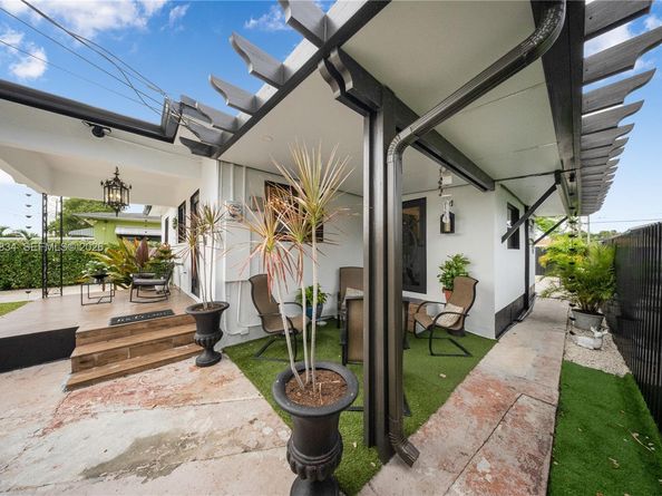 3041 NW 51st St, Miami FL 33142