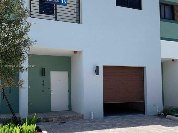 4416 NW 9th St, Plantation FL 33317