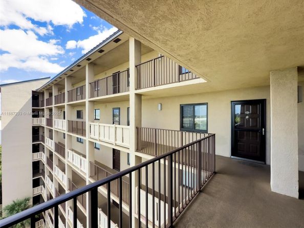 2200 S Cypress Bend Dr 804, Pompano Beach FL 33069