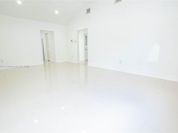 575 NW 49th St, Miami FL 33127