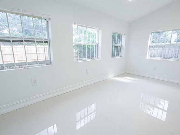 575 NW 49th St, Miami FL 33127