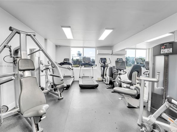 919 Hillcrest Dr 704, Hollywood FL 33021