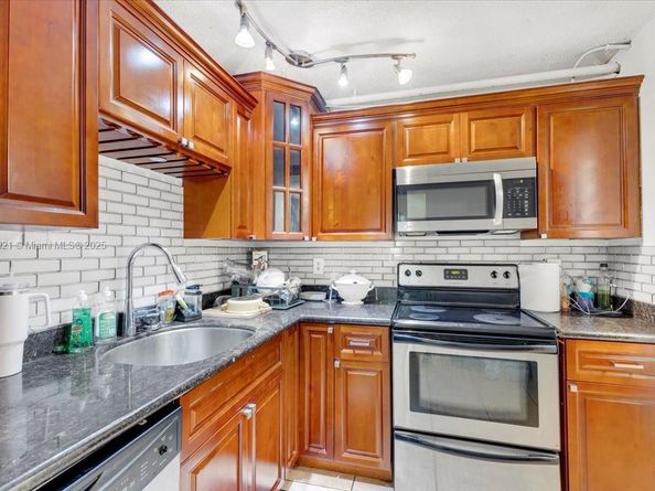 900 NE 195th Street 607, Miami FL 33179
