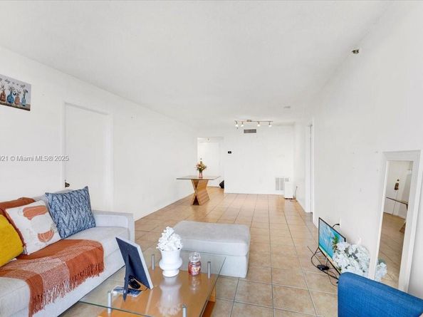 900 NE 195th Street 607, Miami FL 33179