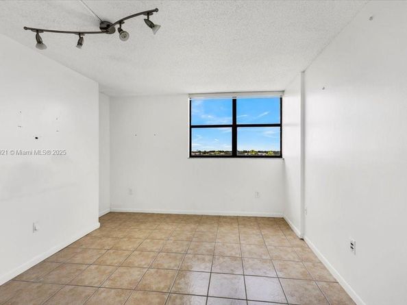 900 NE 195th Street 607, Miami FL 33179