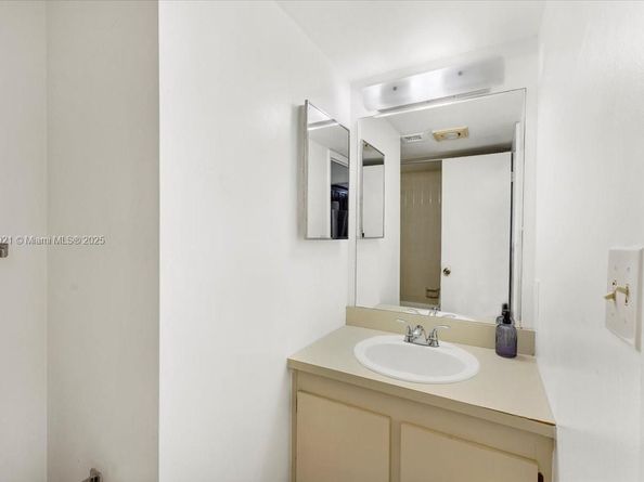 900 NE 195th Street 607, Miami FL 33179
