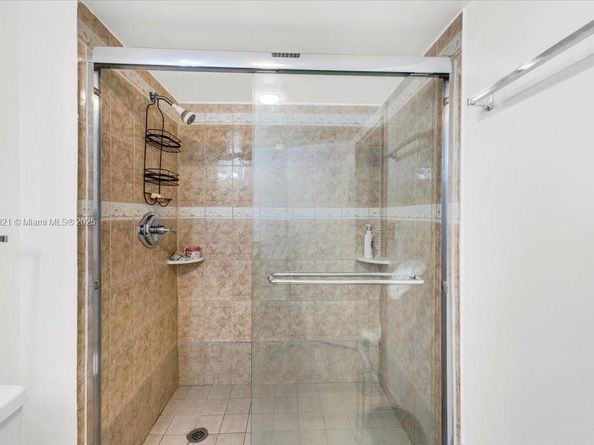 900 NE 195th Street 607, Miami FL 33179