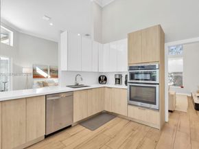 1202 S Manor Dr S, Weston FL 33326