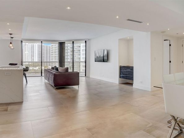 20191 E Country Club Dr 802, Aventura FL 33180